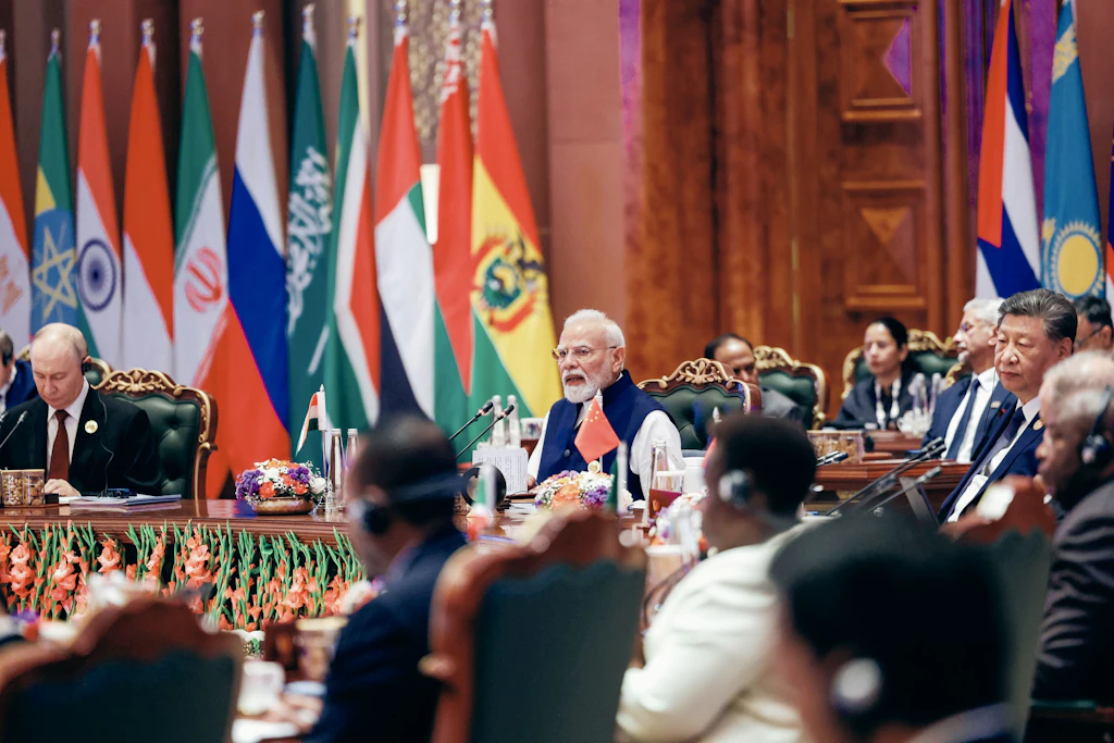 Indiens Premierminister Narendra Modi und Vertreter der Brics- und Partnerstaaten bei einer Sitzung zu Resilienz, Innovation, Zusammenarbeit und Nachhaltigkeit im Bharat Mandapam in Neu-Delhi.