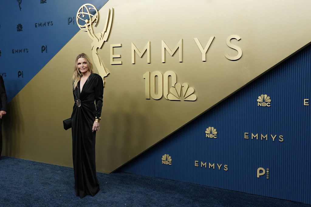 Michelle Pfeiffer bei den Emmys in Los Angeles – schwarzes Kleid, goldene Brosche, sonst nichts.