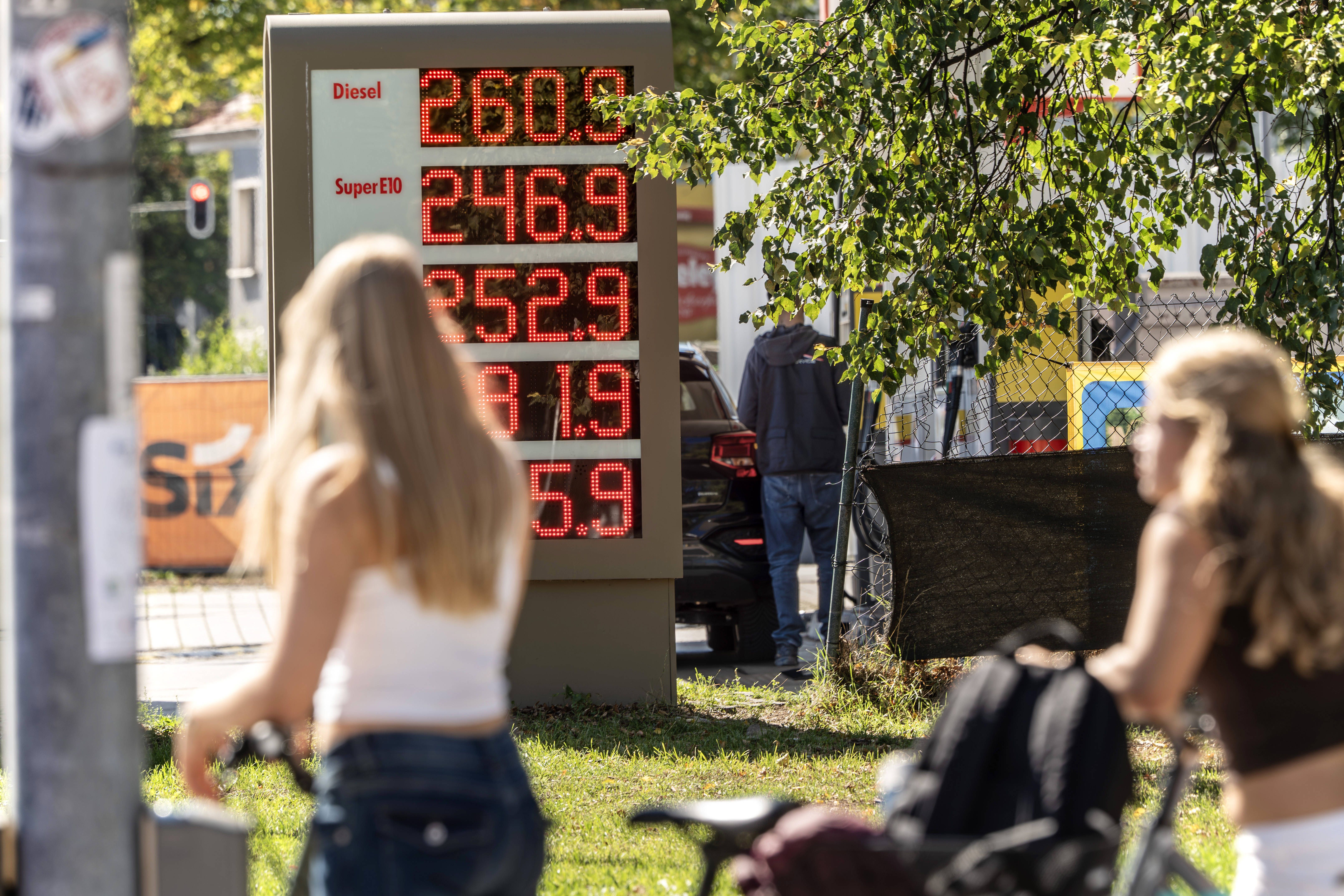 E10 auf Rekordhoch: Hohe Spritpreise treiben Menschen weltweit auf die Straße