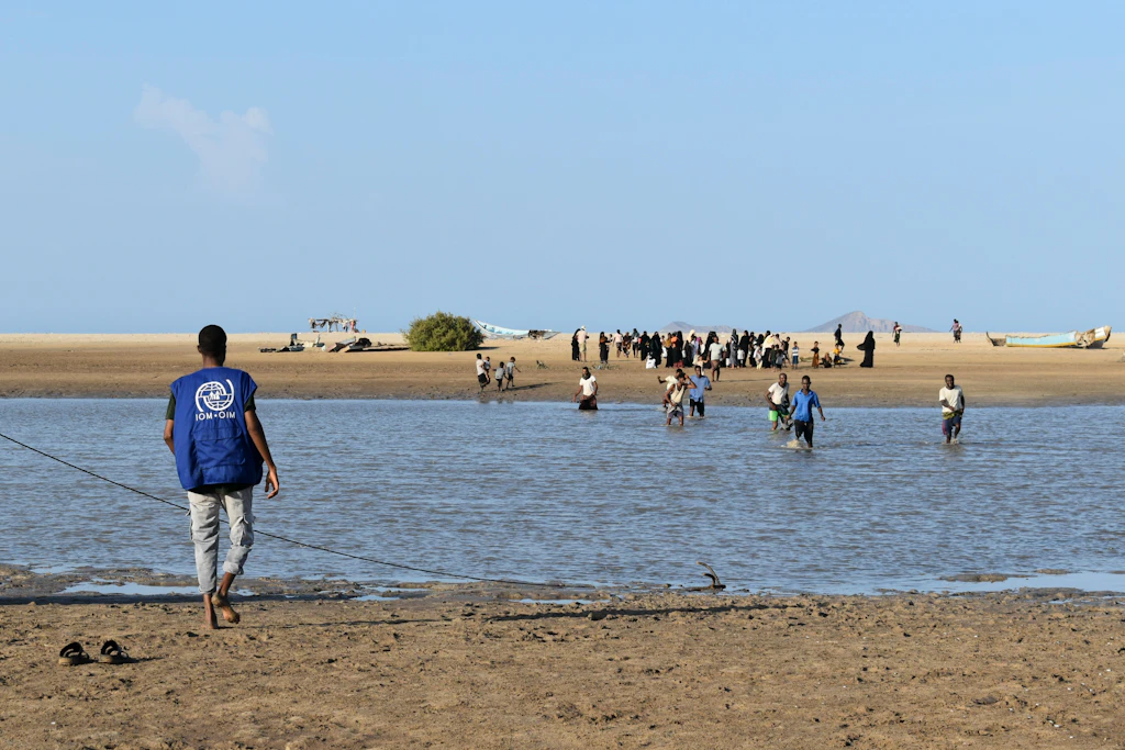 Jemenitische Vertriebene treffen am Samstag in Obock ein, nachdem sie die Meerenge von Bab el-Mandeb vom Jemen aus überquert hatten.