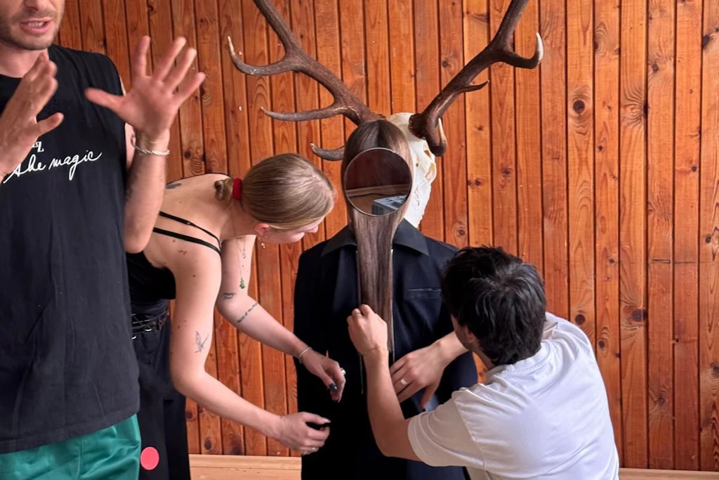 Spieglein. Spieglein: Ziemlich knifflig war dieses Bild zu koordinieren. Haare, Spiegel, Geweih und dann noch atmen war eine Herausforderung für unsere Models, die alles gaben.