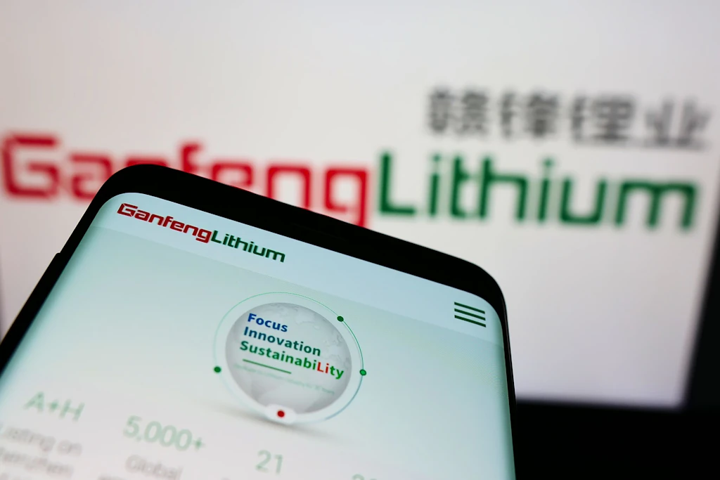 Die Website des chinesischen Lithiumkonzerns Ganfeng Lithium auf einem Smartphone. Das Unternehmen entwickelte die neue Anlage gemeinsam mit der Chinesischen Akademie der Wissenschaften.