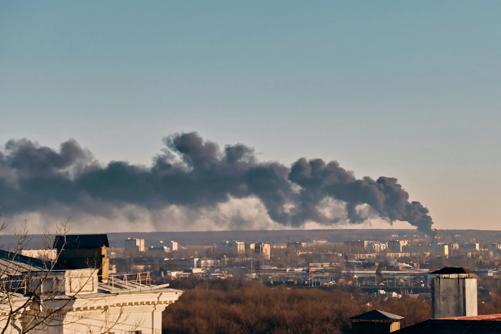 Rauch steigt über dem Flughafen von Kursk in Russland auf. Nach Angaben des Gouverneurs der Region wurde der Brand durch einen Drohnenangriff ausgelöst.