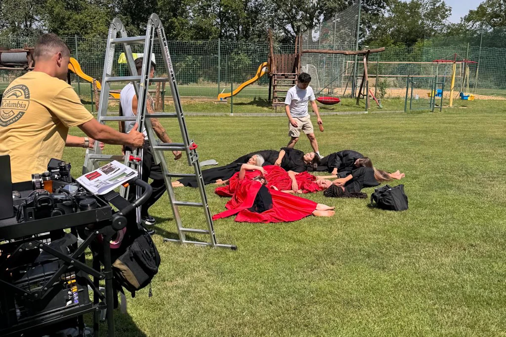 Est. Behind the Scenes: in Ballrobe auf dem Sport- und Spielplatz. Das sieht man auch in Bratislava nicht alle Tage.
