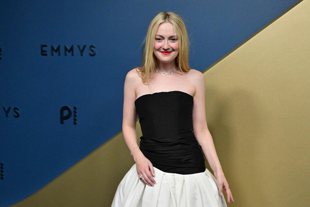 Dakota Fanning bei den 78. Emmy Awards – schwarzes Korsagen-Oberteil zu hellem Ballonrock.