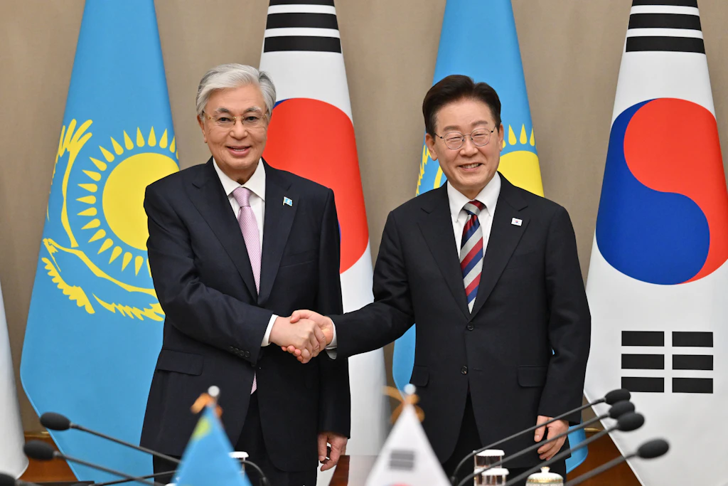 Der kasachische Präsident Kassym-Jomart Tokajew (l) und der südkoreanische Präsident Lee Jae Myung treffen sich im Präsidentenpalast „Blue House“ in Seoul.