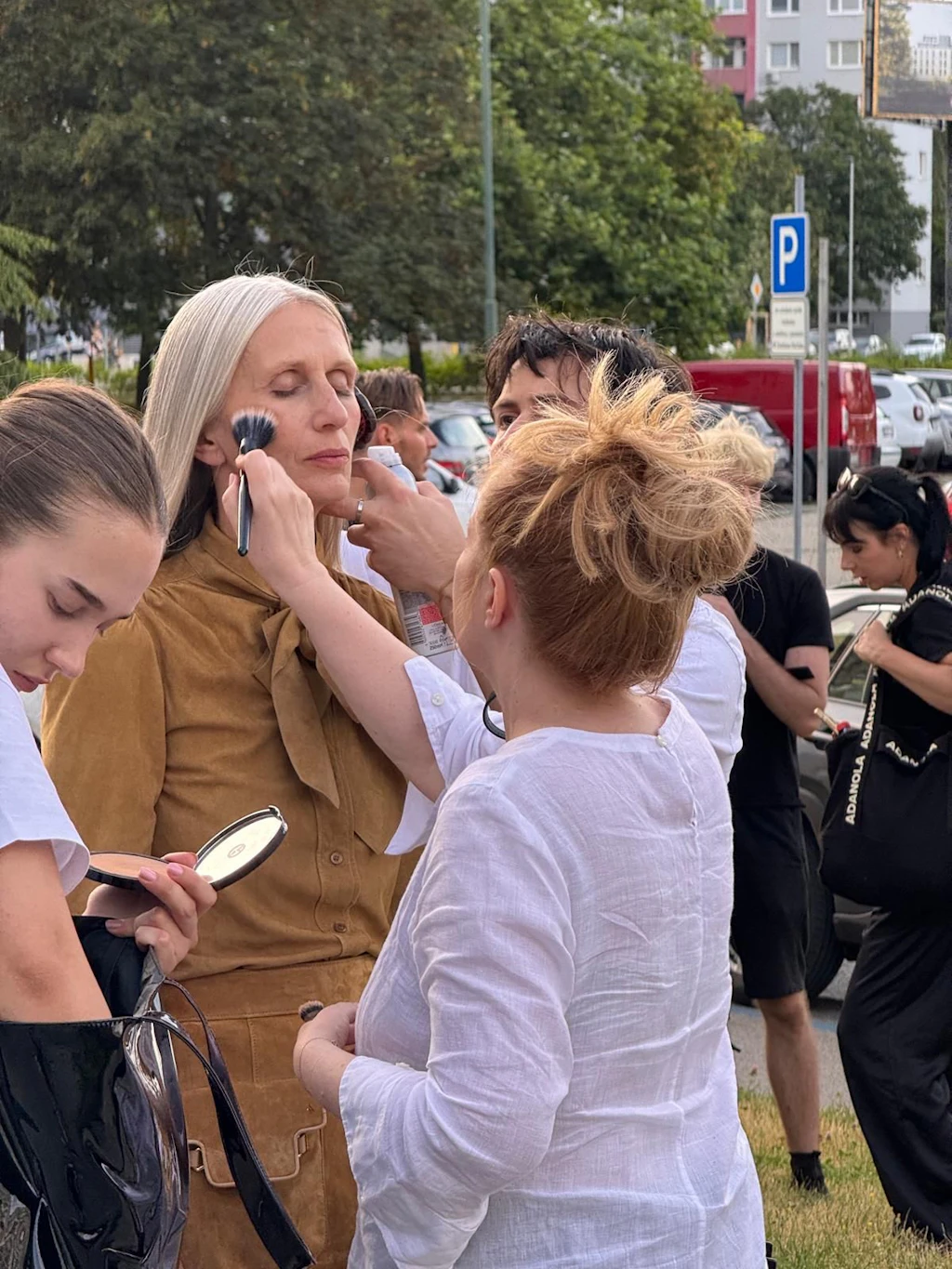 Est. Behind the Scenes: Make-Up-Artist Katarína Kmecová legt bei unserem Cover-Modell Jana noch einmal Hand an.