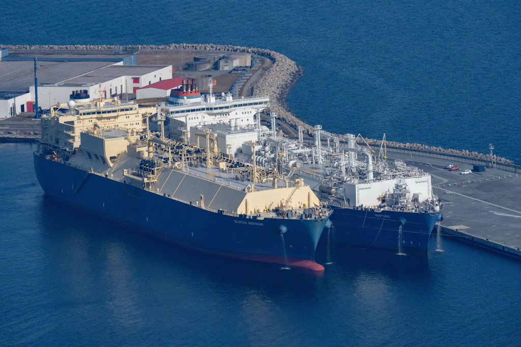 Der LNG-Tanker „Seapeak Meridian“ übergibt Flüssigerdgas an das Regasifizierungsschiff „Neptune“ im Hafen Mukran in der Gemeinde Sassnitz. Das Regasifizierungsschiff gehört zum Energie-Terminal „Deutsche Ostsee“ auf der Insel Rügen.