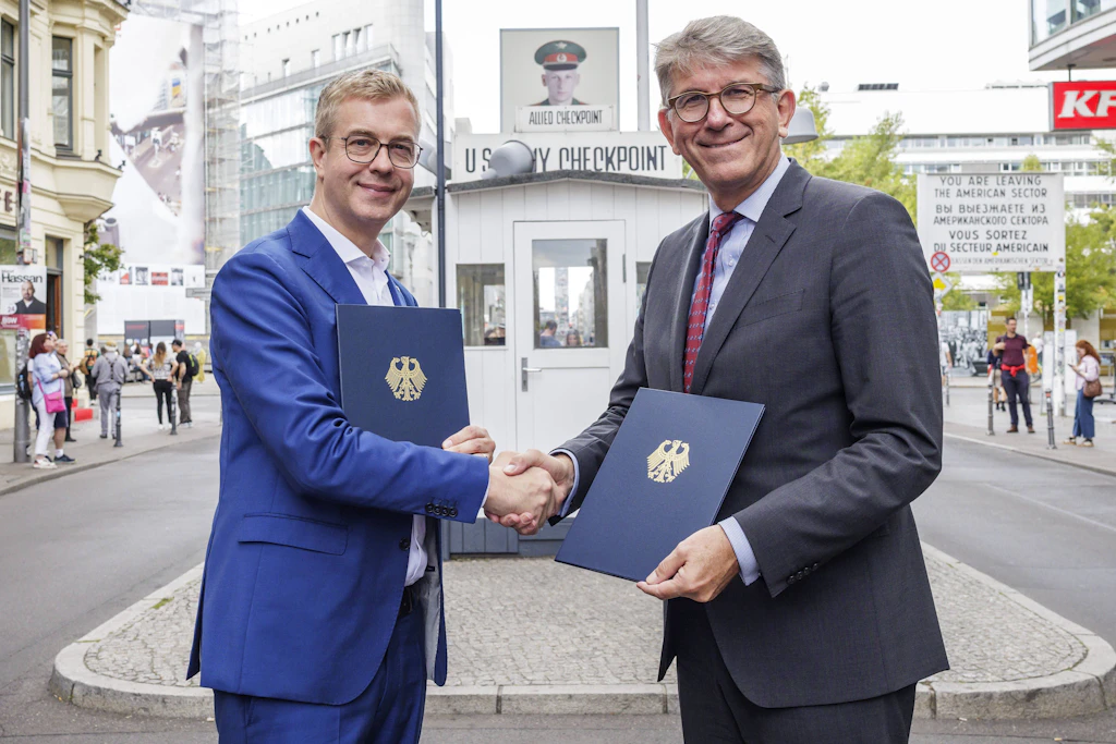 Wolfram Weimer (r.) und Stefan Evers besiegeln am 15. September kurz vor der Wahl den Hauptstadtvertrag mit Händedruck.
