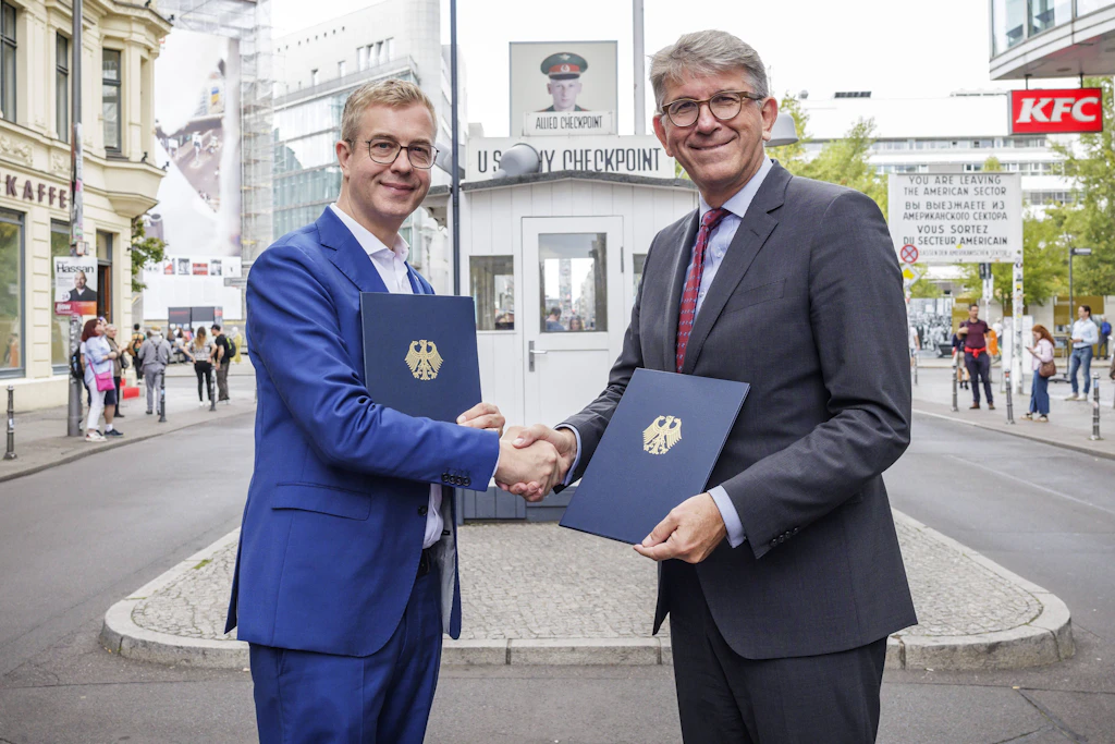 Wolfram Weimer (r.) und Stefan Evers besiegeln am 15. September kurz vor der Wahl den Hauptstadtvertrag mit Händedruck.