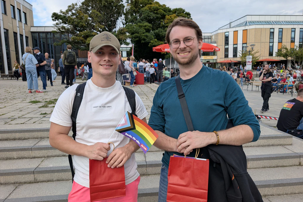 Markus W. aus Hönow (links) und Aaron P. aus Mahlsdorf auf der Wahlveranstaltung der Linkspartei in Marzahn. 