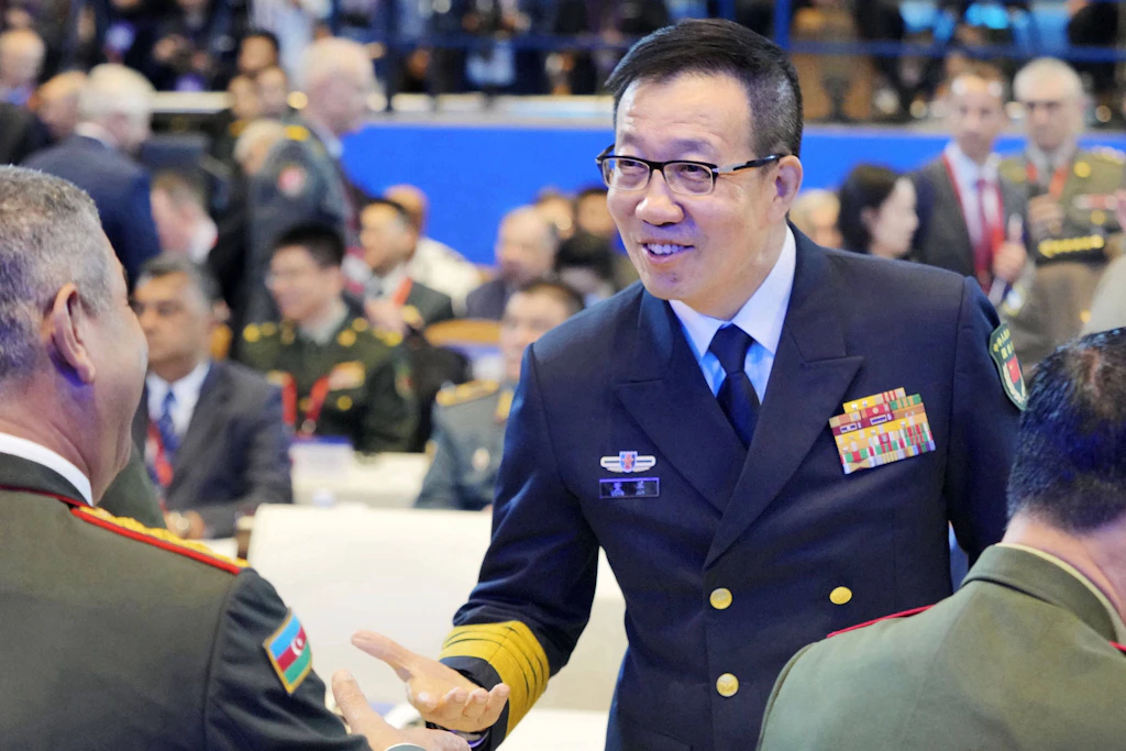 Chinas Verteidigungsminister Dong Jun beim Xiangshan-Forum im September 2025 in Peking. Damals warnte er vor einer Welt nach dem „Gesetz des Dschungels“.