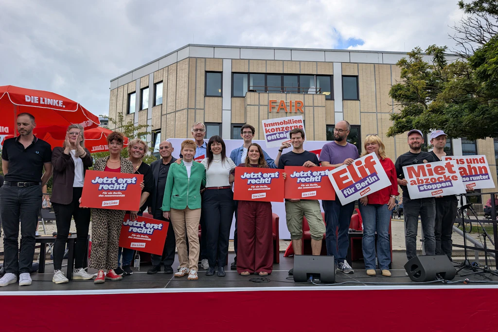 Die Linke mit unter anderem Gregor Gysi, Petra Pau, Dietmar Bartsch, Elif Eralp und Sarah Bigall (von links nach rechts) bei einer Wahlkampfveranstaltung in Marzahn
