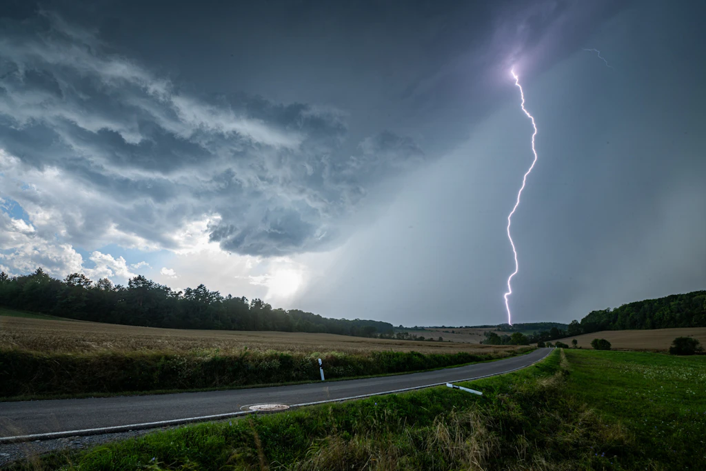 Diese Superzelle mit grellen Blitzen zog im August über Thüringen. Für die nächsten Stunden erwarten Meteorologen wieder heftige Gewitter. 