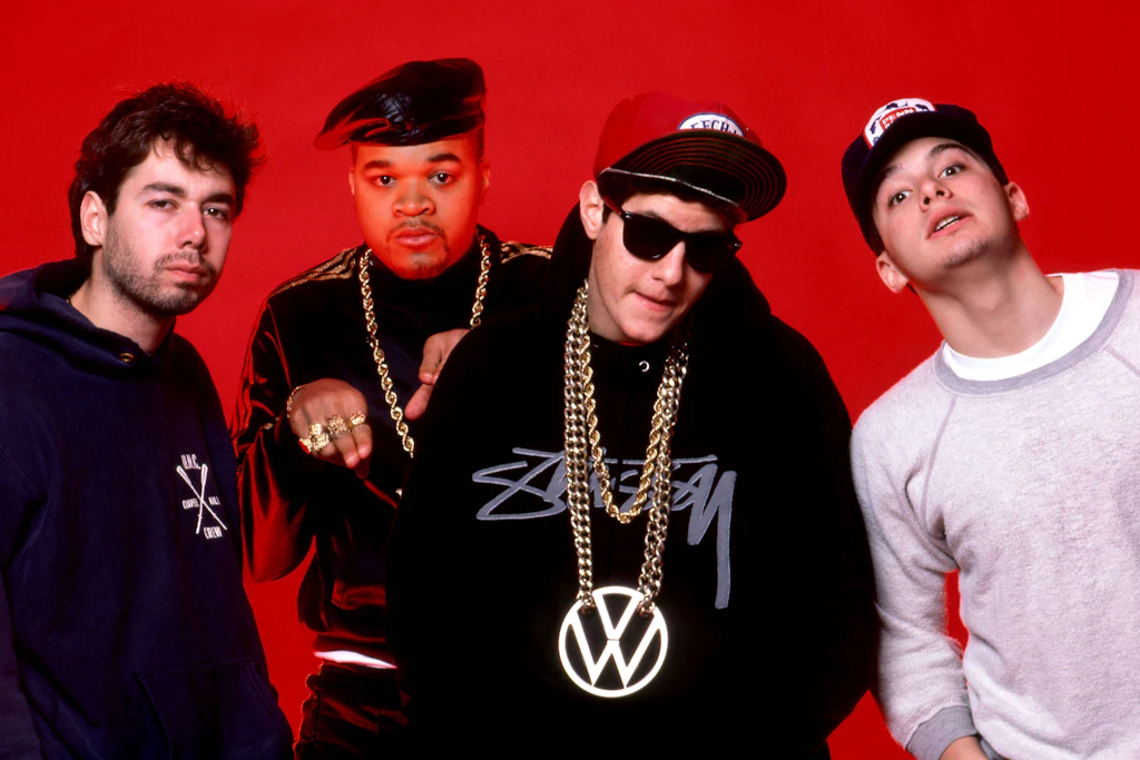 Adam Yauch, Wendell Fite, Mike Louis Diamond und Adam Horovitz (v.l.n.r.) posieren im Jahr 1987 während der „Together Forever“-Tour für ein Foto.