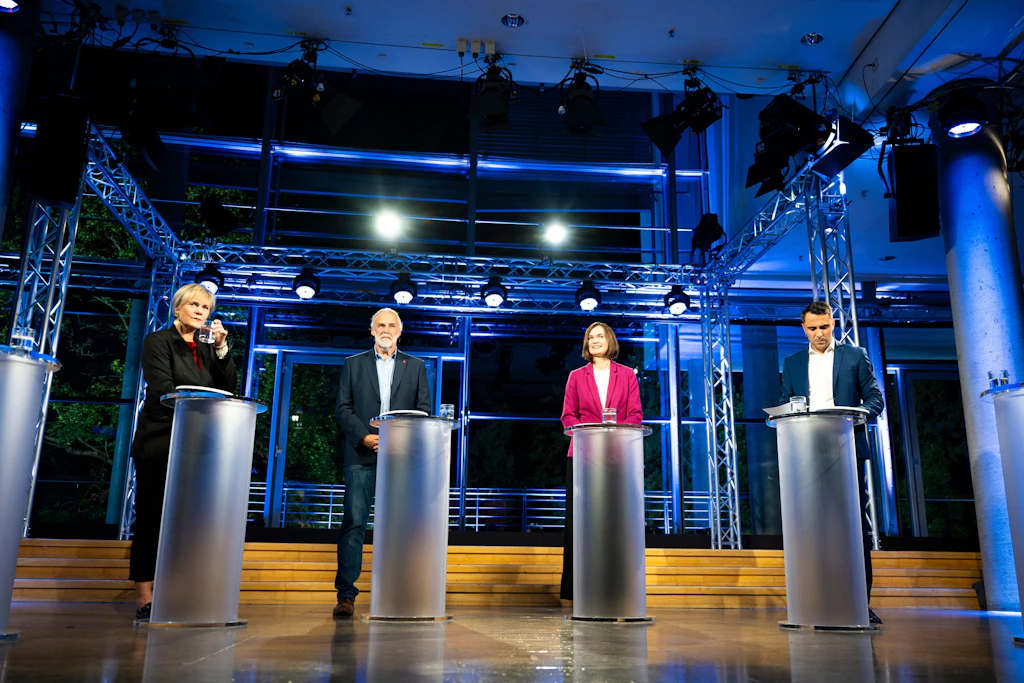 Am Dienstagabend traten die Spitzenkandidaten Simone Oldenburg (Linke), Peter Schabbel (BSW), Claudia Müller (Bündnis 90/Die Grünen) und Daniel Peters (CDU) zum Vierer-Gespräch an.