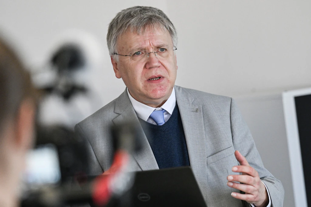 Der Landeswahlleiter Stephan Bröchler informiert auf einem Pressetermin zum Stand der Wahlvorbereitung.