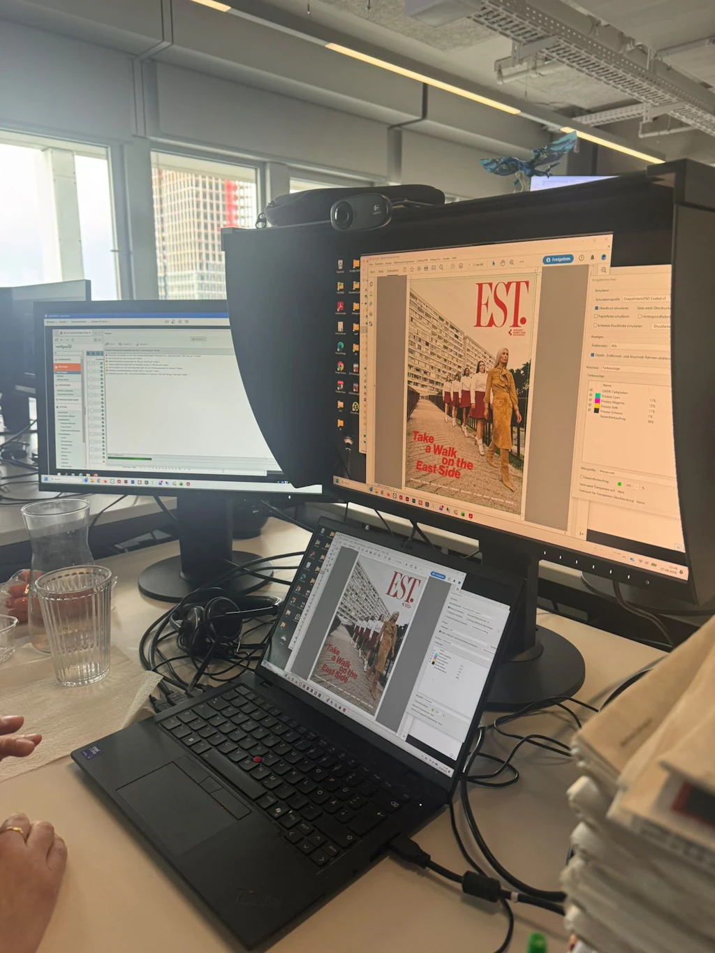 Est. Behind the Scenes: Print-Superheld Götz Fahlke achtet penibel darauf, dass alle Farben stimmen, bevor das PDF zur Druckerei geschickt wird.