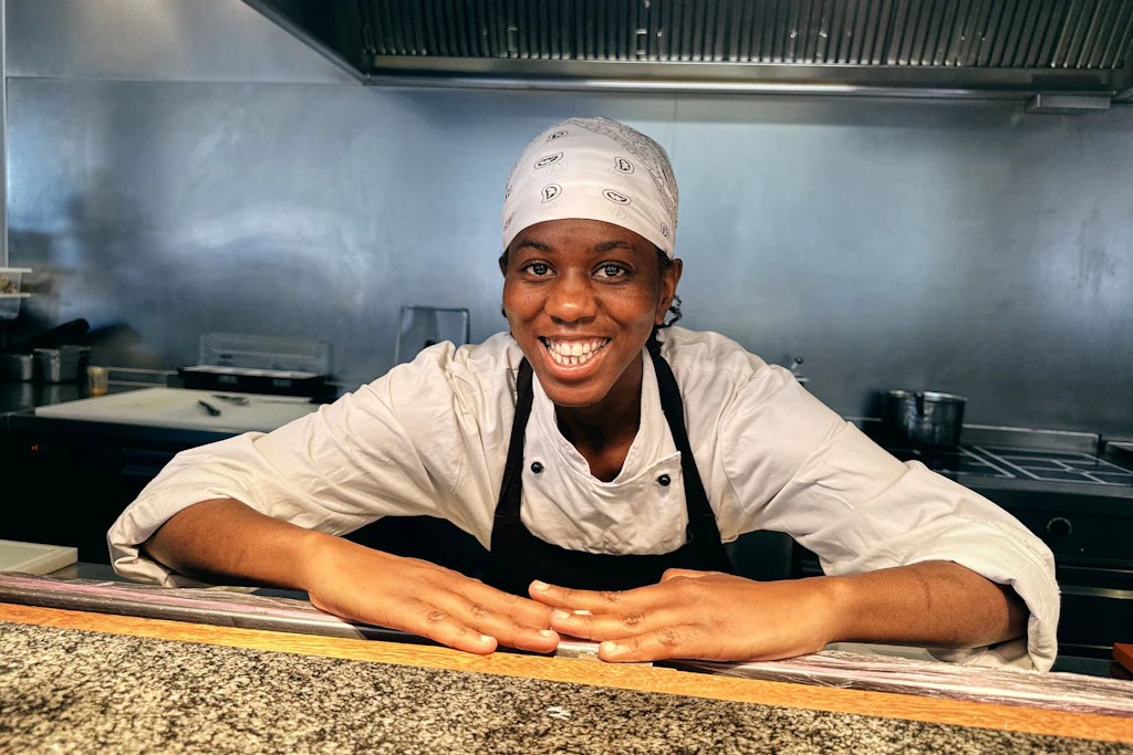 Elizabeth Isai in der Küche des Baltic Hotels in Zinnowitz. Für die 25-Jährige ist es der erste Job in Deutschland.