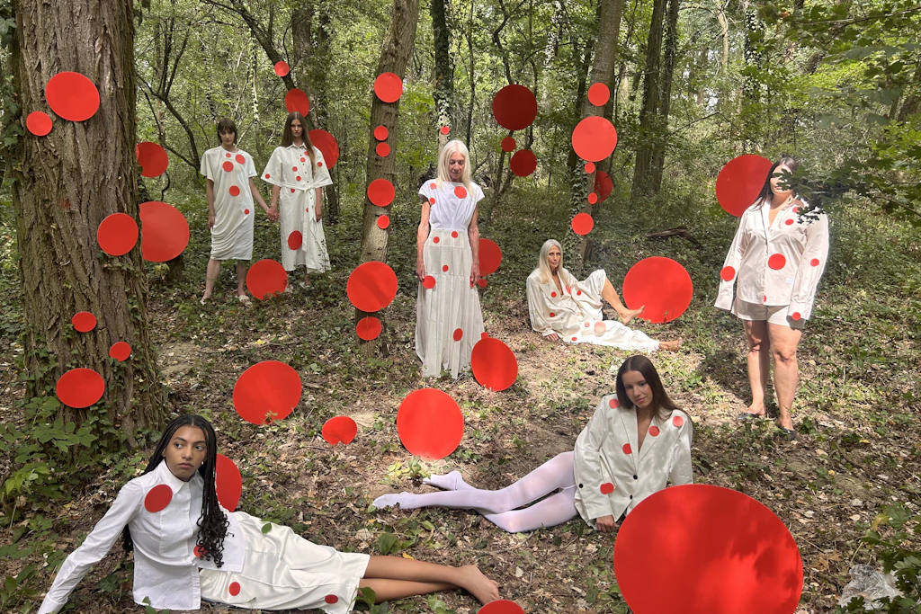 Est. Behind the Scenes: Mit sieben Models und zahlreichen roten Papp-Punkten im Wald: Surrealer wird’s nicht.