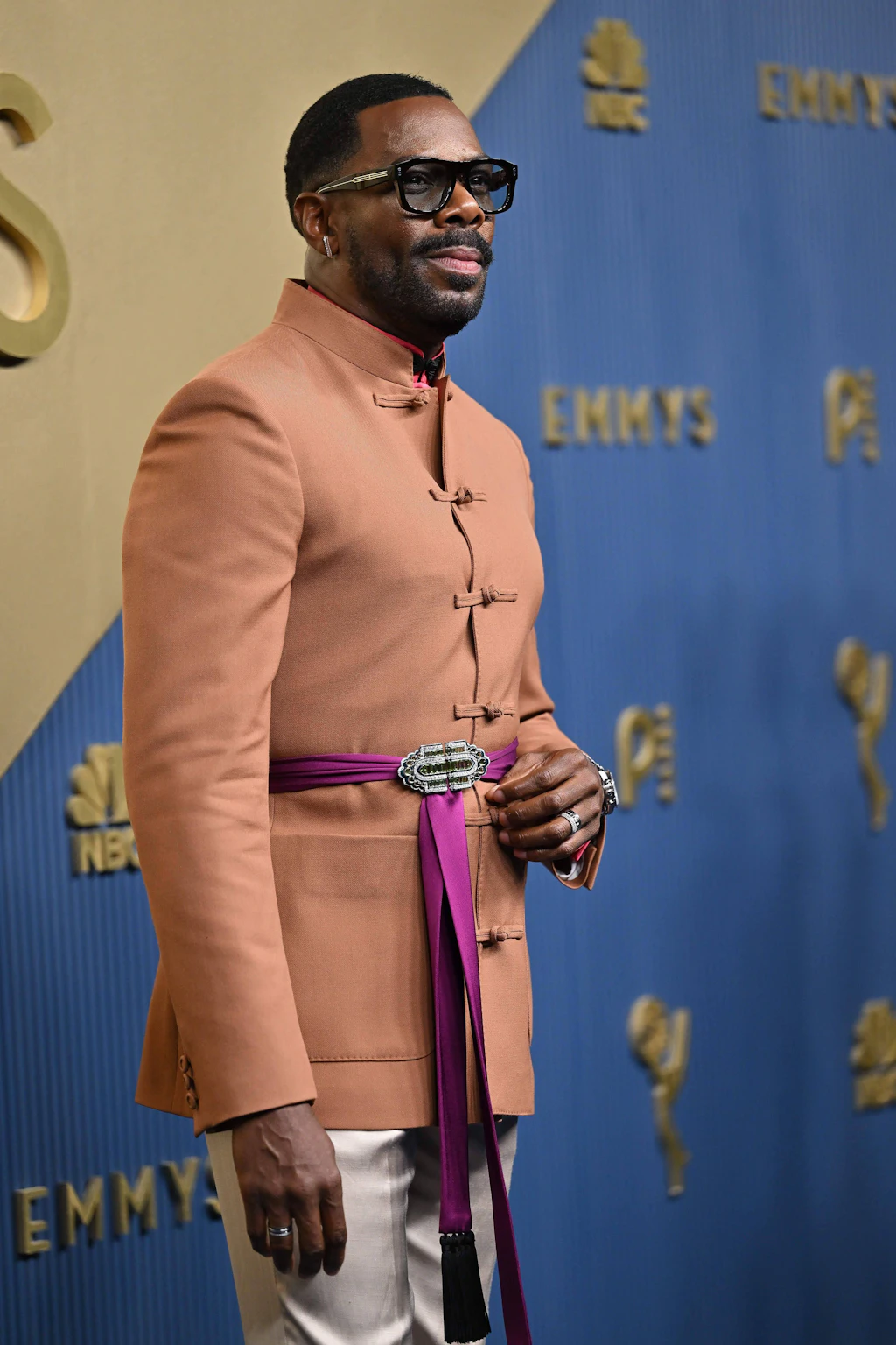 <strong>Top:</strong> An jedem Award-Abend braucht es jemanden, der das Risiko übernimmt. Auf dem diesjährigen Emmy-Teppich kam diese Rolle Colman Domingo zu, der dem klassischen schwarzen Smoking schlicht den Abend freigab. Der Anlass war ein doppelter: Domingo ging als zweifach Nominierter ins Rennen – als bester Nebendarsteller in einer Comedyserie für „The Four Seasons“ und als bester Gastdarsteller für „Euphoria“. Dafür setzte er auf ein farbenfrohes Ensemble von Valentino: terracottafarbene Jacke, pinkfarbenes Hemd, Mini-Fliege, magentafarbene Schärpe, elfenbeinfarbene Hose, weiße Boots – eine Aufzählung, die eigentlich nicht zu einem so guten Look führen sollte. Tut sie aber.<br><br>Der Grund liegt in der Präzision. Der Stehkragen strukturiert die Silhouette von oben, die helle Hose hält sie unten ruhig, und die Schärpe markiert exakt die Taille – gehalten von einer gewichtigen Boucheron-Brosche, gefertigt aus grünen Turmalinen, Diamanten und grünem Lack in 18-karätigem Weißgold. Ein Detail, das den ganzen Look von „bunt“ zu „kuratiert“ hebt. Kurz: Domingo beweist, was Männermode auf dem roten Teppich könnte, wenn sie wollte.