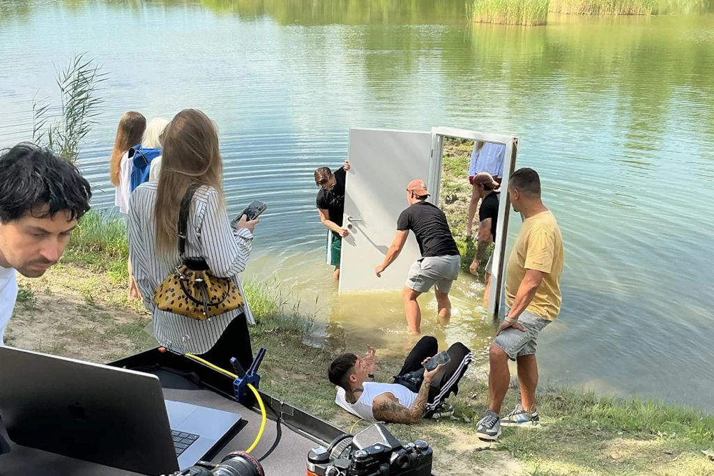 Est. Behind the Scenes: bei der Fotoproduktion am Rande von Bratislava