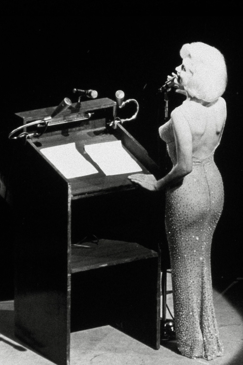 1962: Marilyn Monroe singt „Happy Birthday“ für Präsident John F. Kennedy in einem eng anliegenden, glitzernden Kleid – erstmals skizziert von Bob Mackie.
