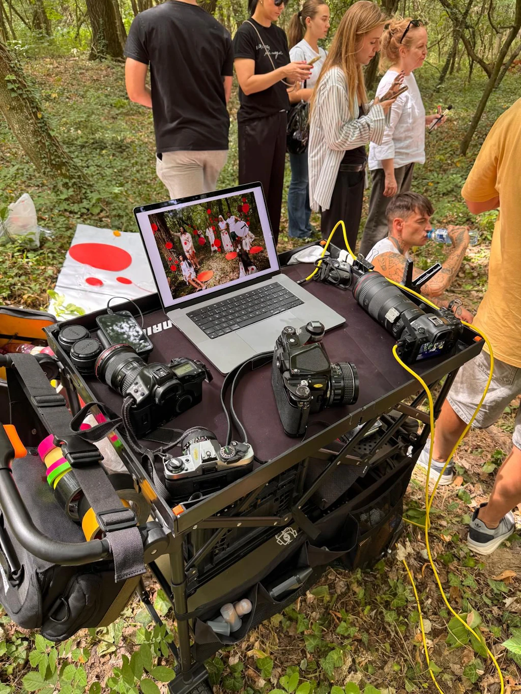 Est. Behind the Scenes: kurze Trinkpause für den Fotografen Michal Pudelka und sein Team bei unserer Mode-Fotoproduktion zwischen den Aufnahmen