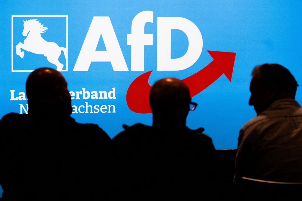 Anhänger der AfD sitzen bei einem Wahlkampftermin im Bürgersaal Wietze im Vorfeld der Kommunalwahl in Niedersachsen.