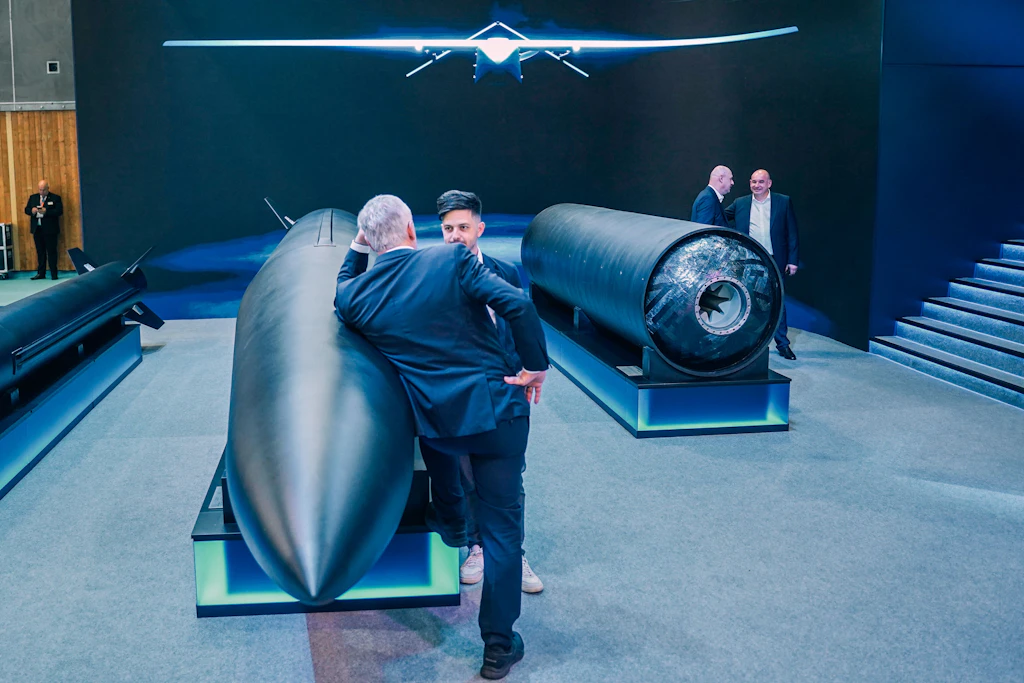 Auf einem Bildschirm am Stand des ukrainischen Unternehmens Fire Point ist die Drohne WINGSPAN zu sehen. Das 2022 gegründete Unternehmen entwickelt Langstrecken-Kampfdrohnen und Raketensysteme.