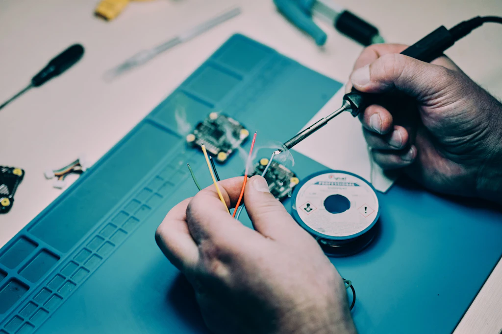 Werkstatt eines ukrainischen Drohnenherstellers. Neuartige Modelle werden mithilfe von Glasfaserkabeln gesteuert und sind dadurch weniger anfällig für elektronische Störmaßnahmen.