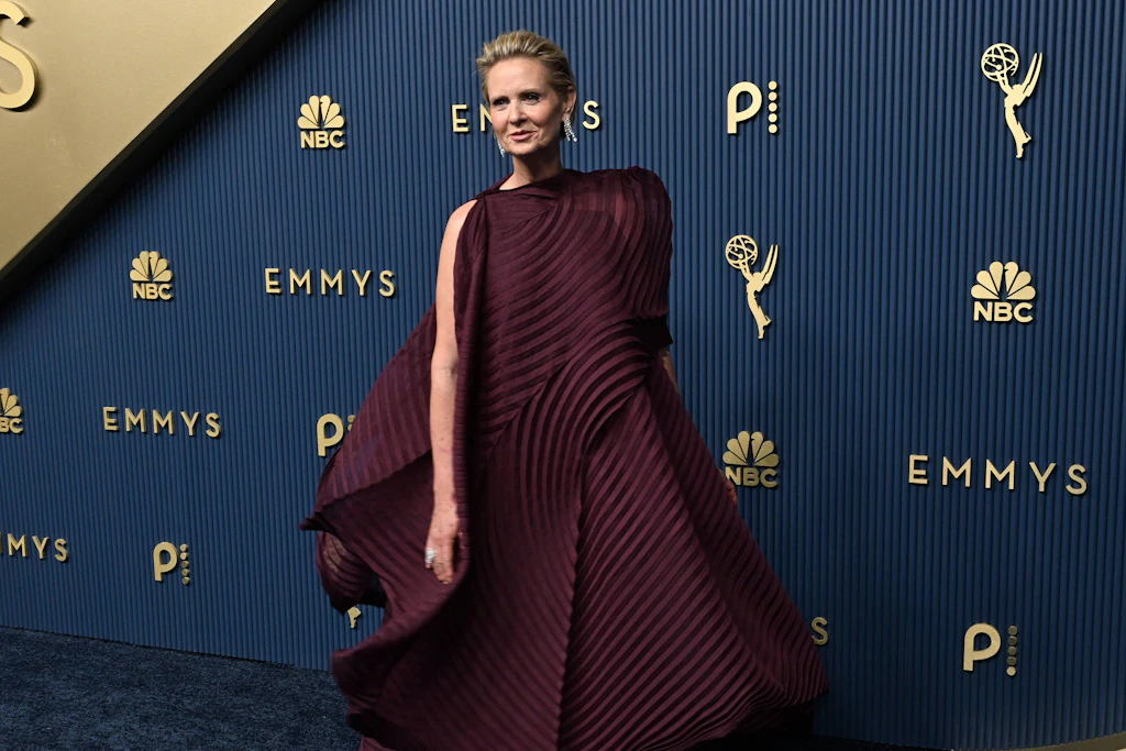 Cynthia Nixon bei den 78. Emmy Awards in Los Angeles – ihr weinrotes Plissee-Kleid läuft seitlich in weit abstehende Fächer aus. 
