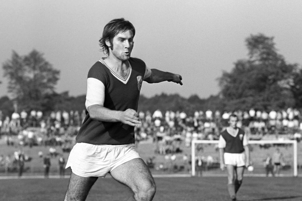 Pele hielt ihn für einen der Besten: Peter Ducke am Ball für Jena.