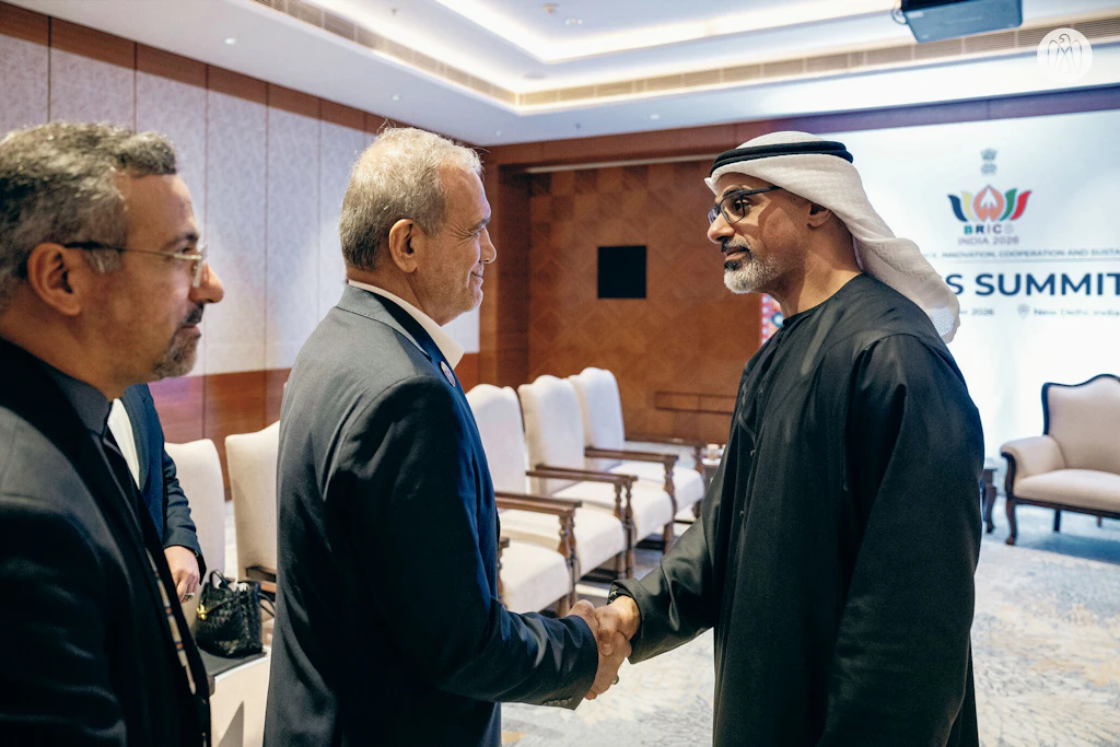 Irans Präsident Massud Peseschkian trifft am Rande des Brics-Gipfels in Neu-Delhi den Kronprinzen von Abu Dhabi, Scheich Khaled bin Mohamed bin Zayed Al Nahyan.