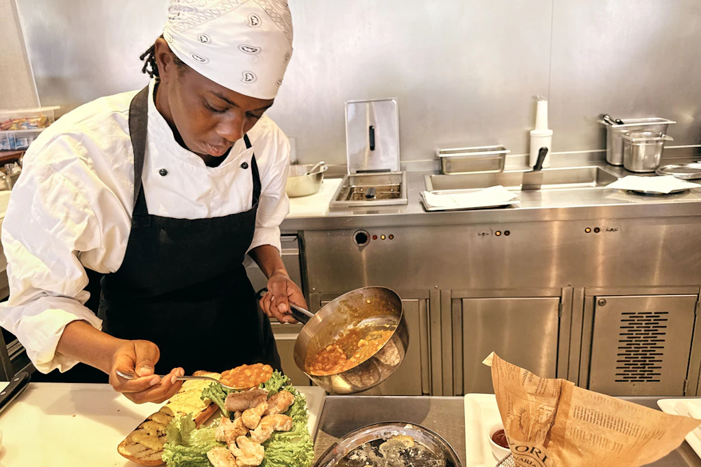 Kochen ist für Elizabeth Isai längst Beruf und Leidenschaft. In Deutschland muss die preisgekrönte Köchin trotzdem noch einmal eine Ausbildung beginnen.
