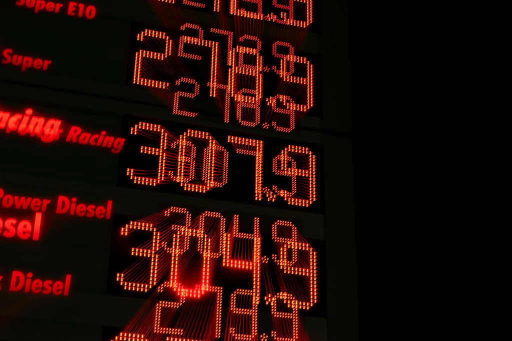 Kraftstoffpreise über drei Euro je Liter an einer Autobahntankstelle in Nordrhein-Westfalen.