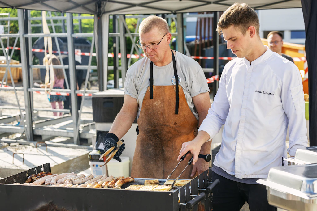 Der Strausberger Mikroelektronikausrüster feiert sein Richtfest für die neuen Hallen zünftig mit Bratwurst und Grillkäse.