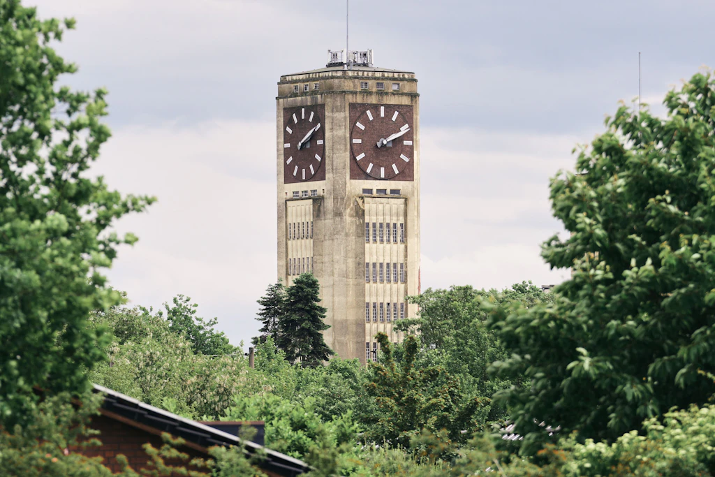 Der Uhrenturm des früheren Nähmaschinenwerkes Veritas (Singer).