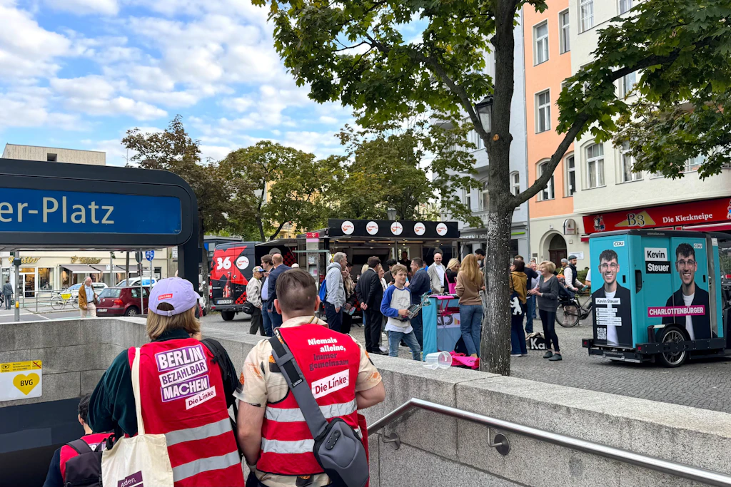 Die Linke-Wahlkampfhelfer blicken auf die Dekadenz der CDU an der Currywurst-Bude in Charlottenburg-Nord.