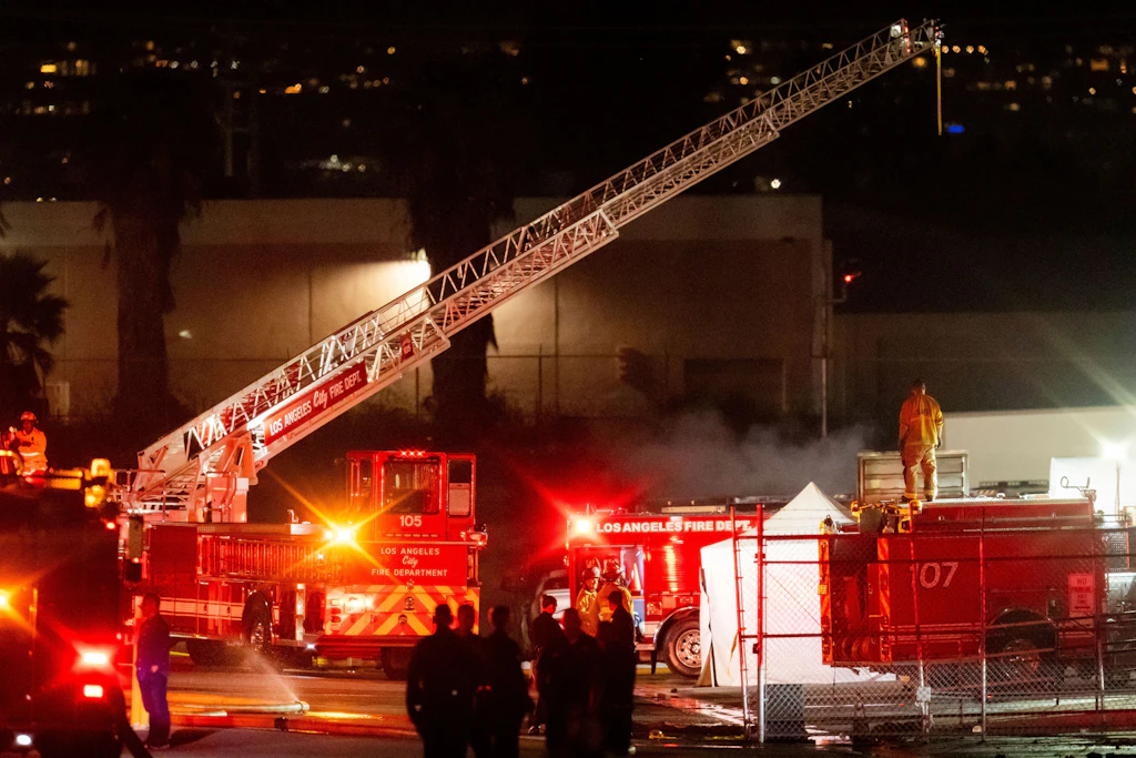 Rettungskräfte sind am Unfallort im Einsatz, nachdem in der Nähe eines Busunfalls ein Hubschrauber abgestürzt ist.