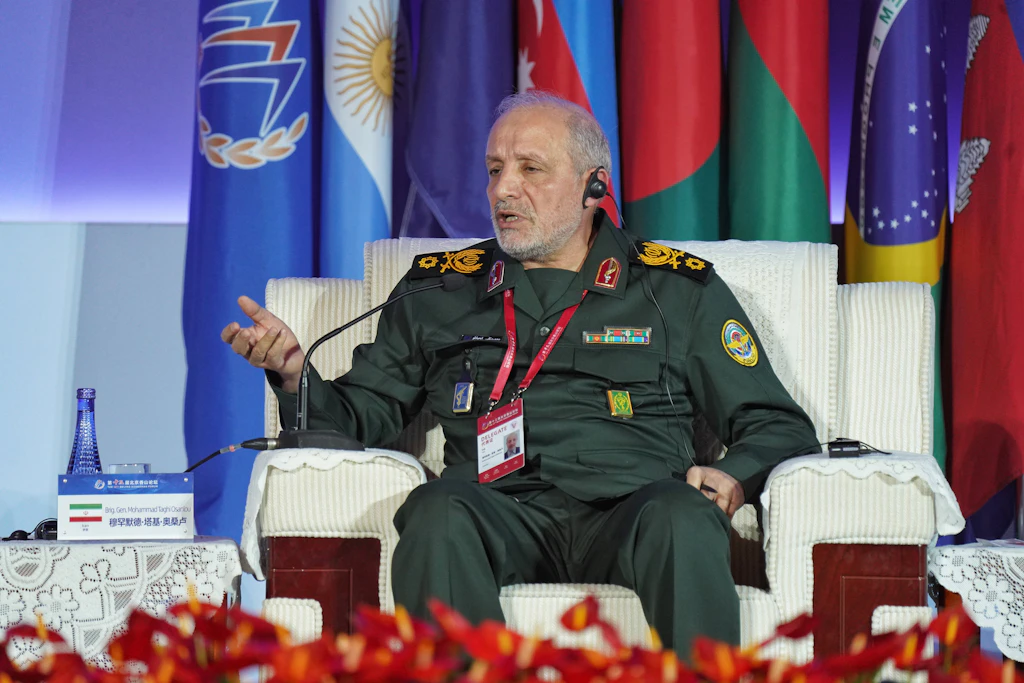 Der iranische General Mohammad Taghi Osanlou spricht beim Beijing Xiangshan Forum über regionale Konflikte. 