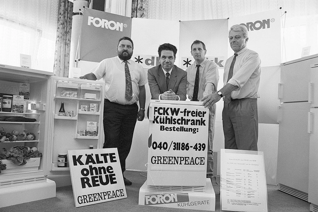 „Kälte ohne Reue“: Mit Plakaten und einer Hamburger Bestellnummer warb Greenpeace ab 1992 für den FCKW-freien Kühlschrank aus dem Erzgebirge.