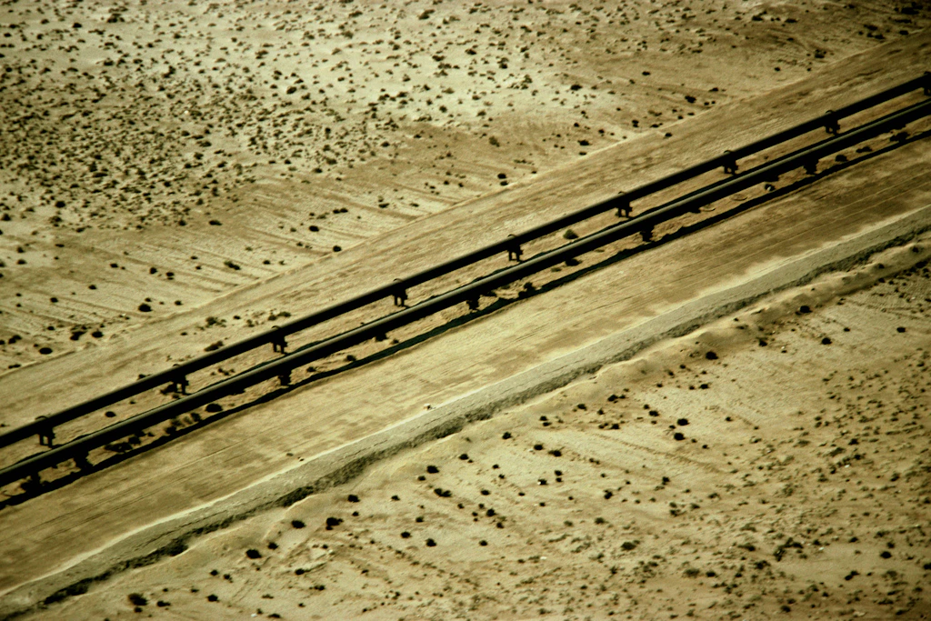 Pipelines des Ölkonzerns Saudi Aramco in der saudischen Wüste