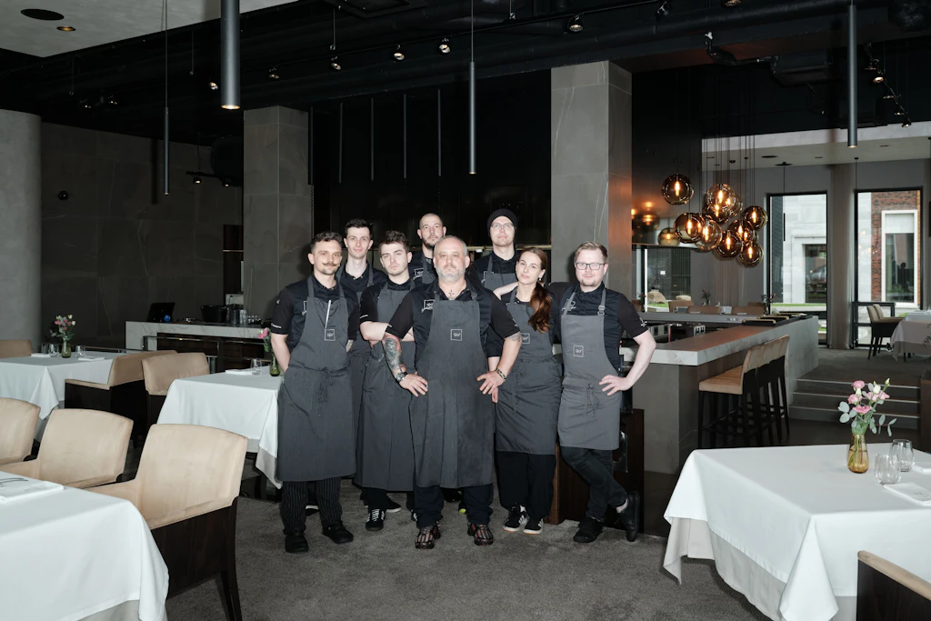 Meister seines Fachs: Matthias Diether und eine seiner  Kreationen aus dem Zwei-Sterne-Restaurant „180° by Matthias Diether“.