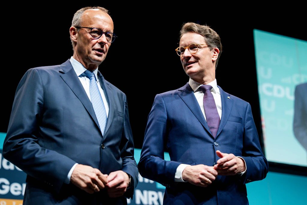 CDU-Landesparteitag in Nordrhein-Westfalen in Düsseldorf. Bundeskanzler Friedrich Merz gemeinsam mit Hendrik Wüst. Der nordrhein-westfälische Ministerpräsident gilt vielen in der CDU als aussichtsreichster Nachfolger von Friedrich Merz.