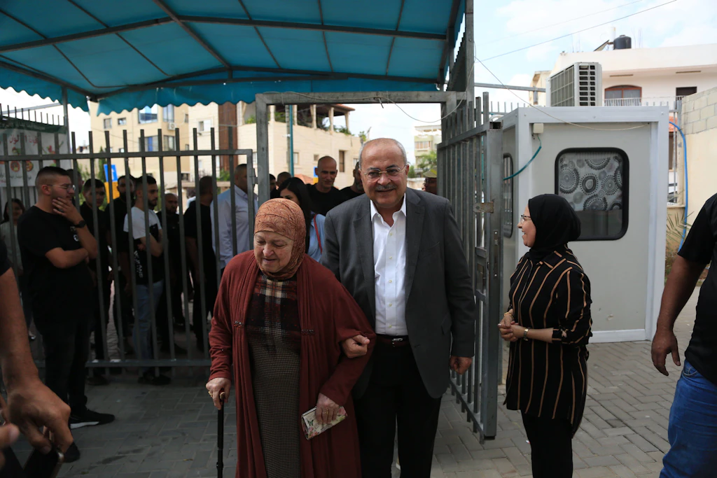 Ta’al-Chef Ahmad Tibi bei der Knesset-Wahl 2022 zur Stimmabgabe in einem Wahllokal. Die Beteiligung arabischer Israelis lag damals deutlich unter dem Landesdurchschnitt.