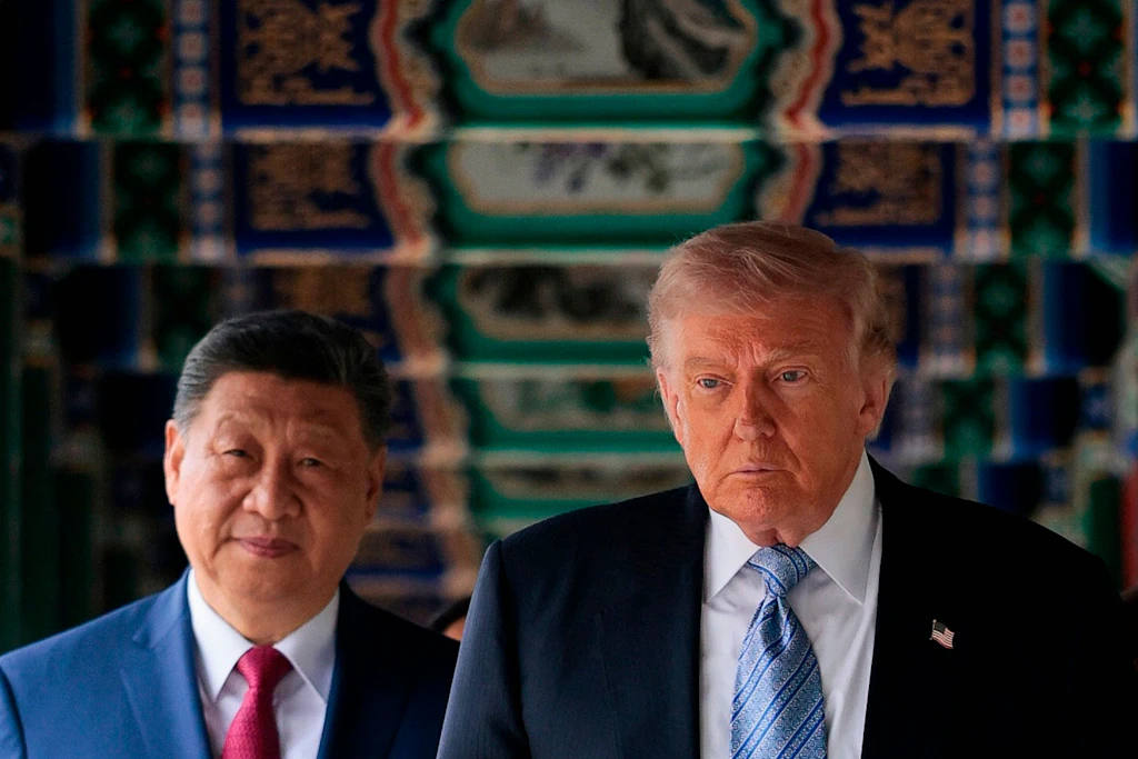 US-Präsident Donald Trump und Chinas Staats- und Parteichef Xi Jinping bei einem Treffen. Das neue Sanktionsgesetz könnte Waren aus China wegen chinesischer Käufe russischer Energie mit zusätzlichen US-Zöllen belegen.