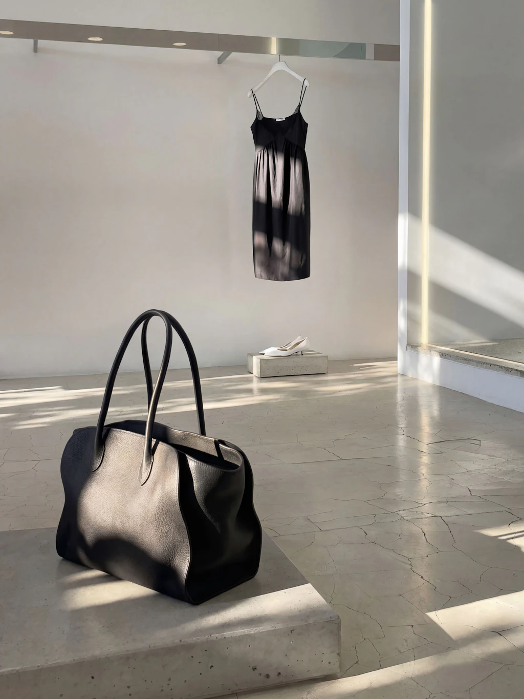 Betonsockel, schwarze Wände und avantgardistische Mode: Mit dem Store All-u-re&nbsp;schuf Albena Alexandrova eine neue Ästhetik mitten in Sofia.