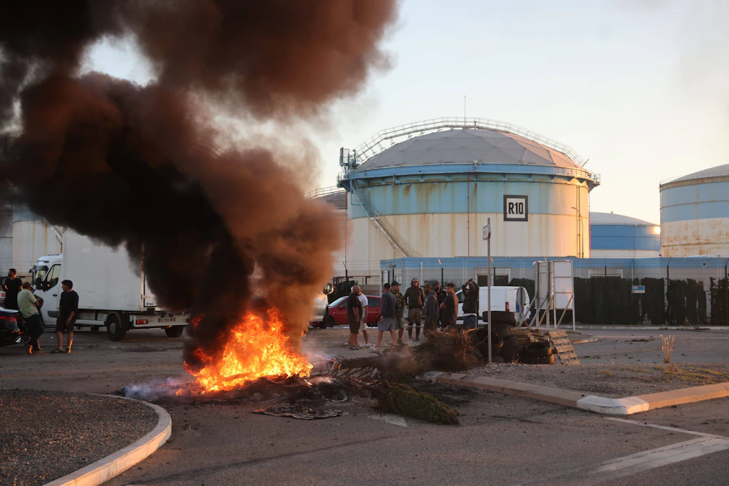Bei der Blockade eines Öllagers im südfranzösischen Fos-sur-Mer brennen Barrikaden. Rund 50 Fischer protestierten am 15. September gegen steigende Kraftstoffpreise.