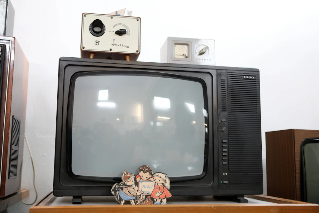 Fernsehen wie zu DDR-Zeiten: Auf solchen Geräten flimmerte das Sandmännchen schon vor Jahrzehnten über die Bildschirme. Seit 1959 gehört die Kultfigur zum deutschen Kinderfernsehen.